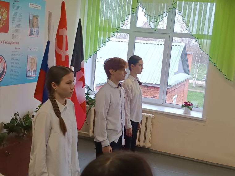 Еженедельная общешкольная линейка.