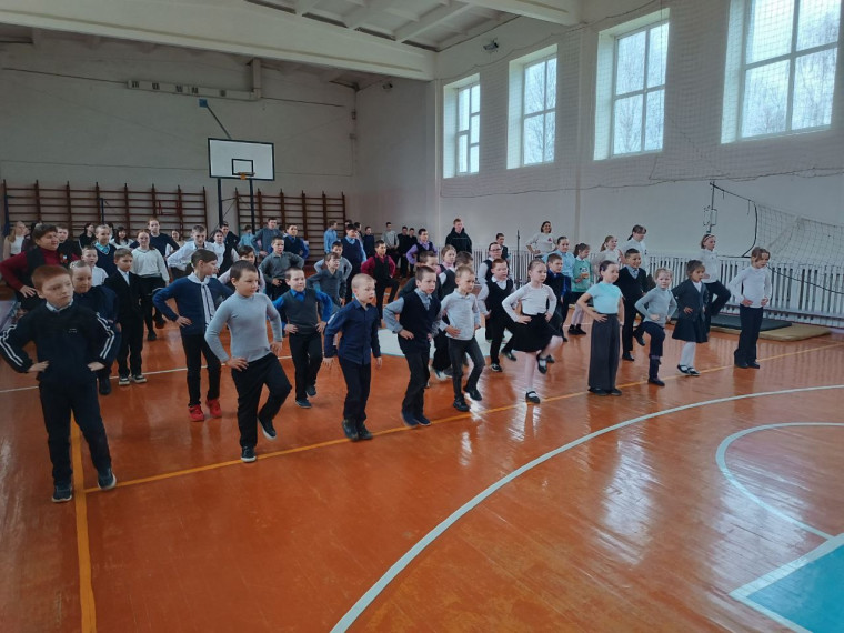 «Первомайская зарядка» под песню «Super Удмурты»..