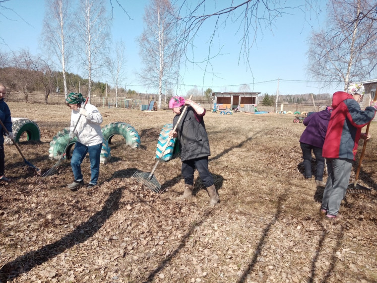 13 апреля на территории Сяртчигуртского детского сада прошёл субботник..