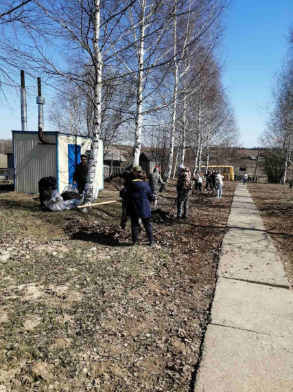 13 апреля на территории Сяртчигуртского детского сада прошёл субботник..